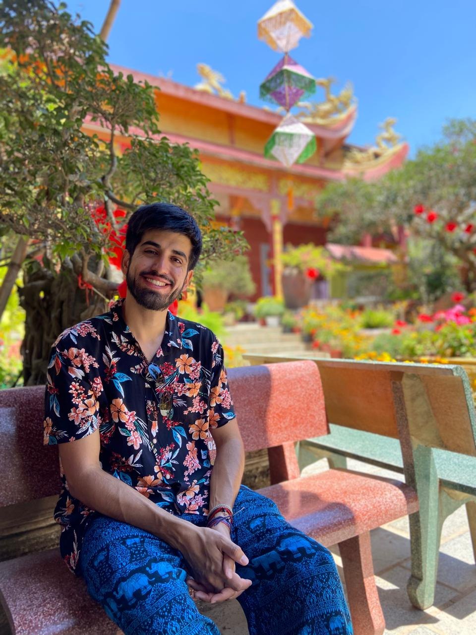 Gustavo E. Pascuali sonriendo al aire libre